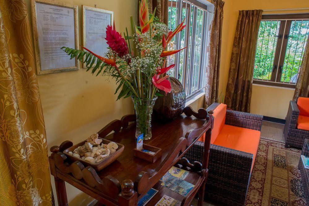 Georgina'S Cottage Beau Vallon  Exterior photo